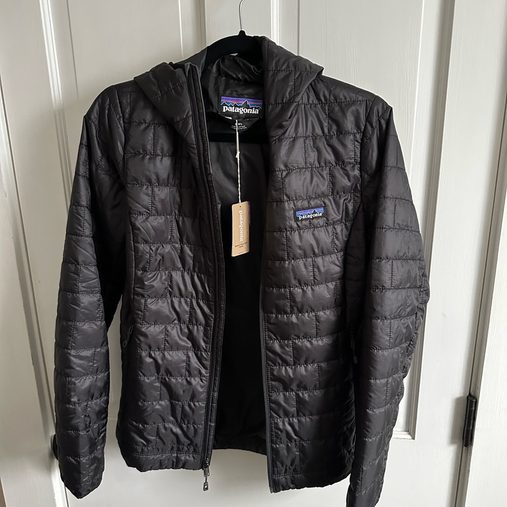 Patagonia hooded nano puff women’s small NWT